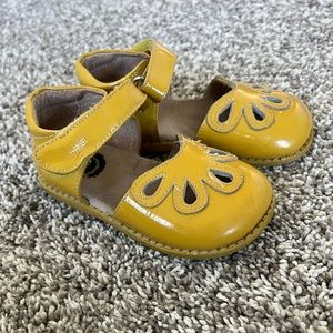 Livie & Luca Petals size 7 (toddler)